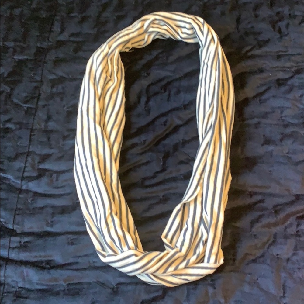 Navy & white wrap gap scarf